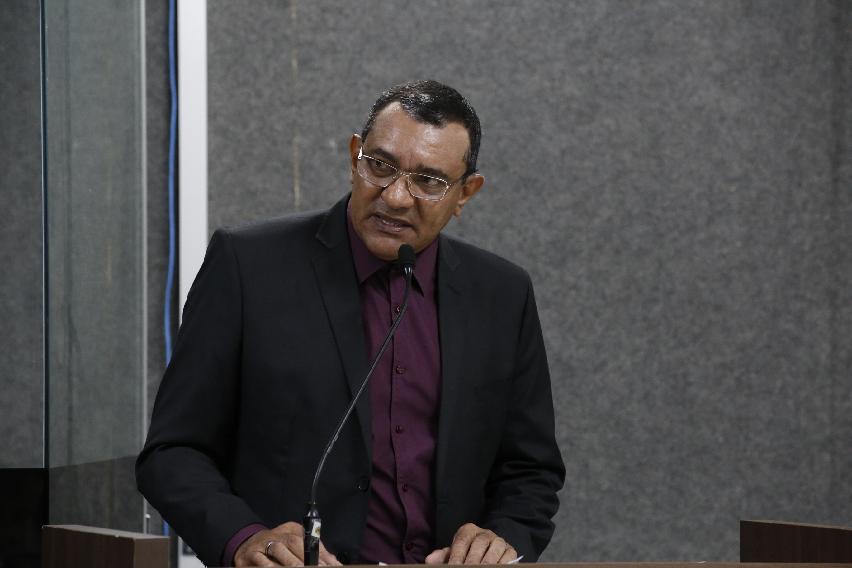 Vereador Chicão Motocross cobra instalação de cerca em playground no Setor “E” para garantir segurança de crianças