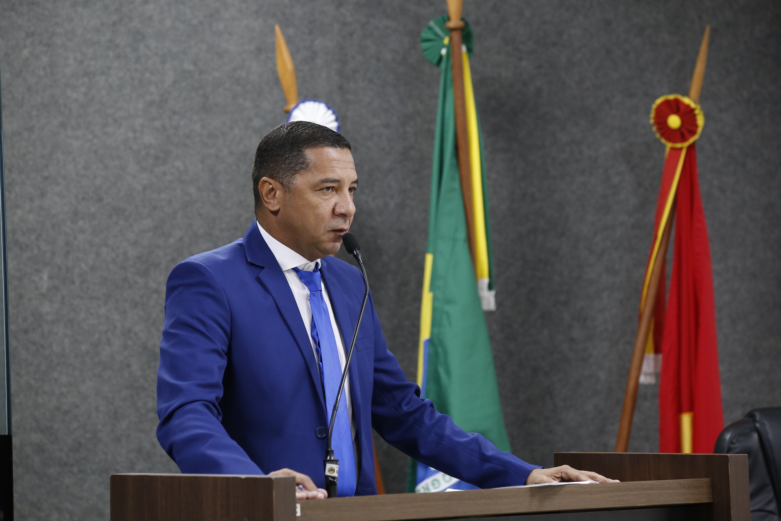 Vereador Claudinei de Jesus cobra agilidade da Prefeitura para construção de novas escolas