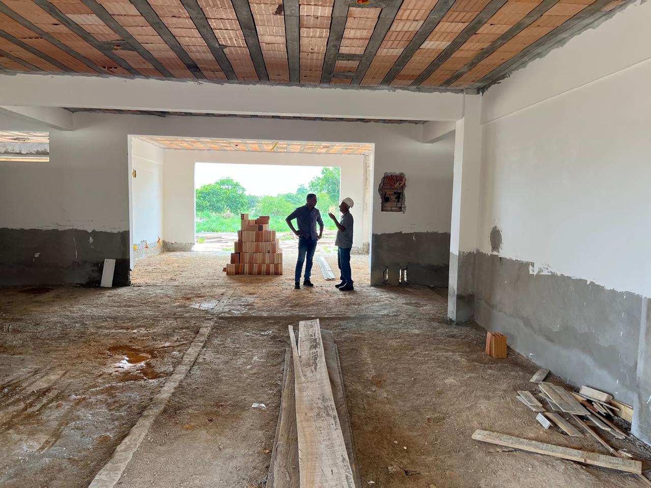 Vereador Claudinei de Jesus fiscaliza obra da Escola Semente do Saber e aponta atrasos e problemas na execução