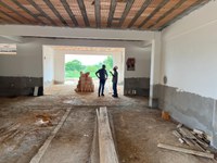 Vereador Claudinei de Jesus fiscaliza obra da Escola Semente do Saber e aponta atrasos e problemas na execução