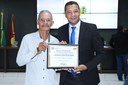 Vereador Claudinei homenageia servidor público Sabá com Moção de Congratulações