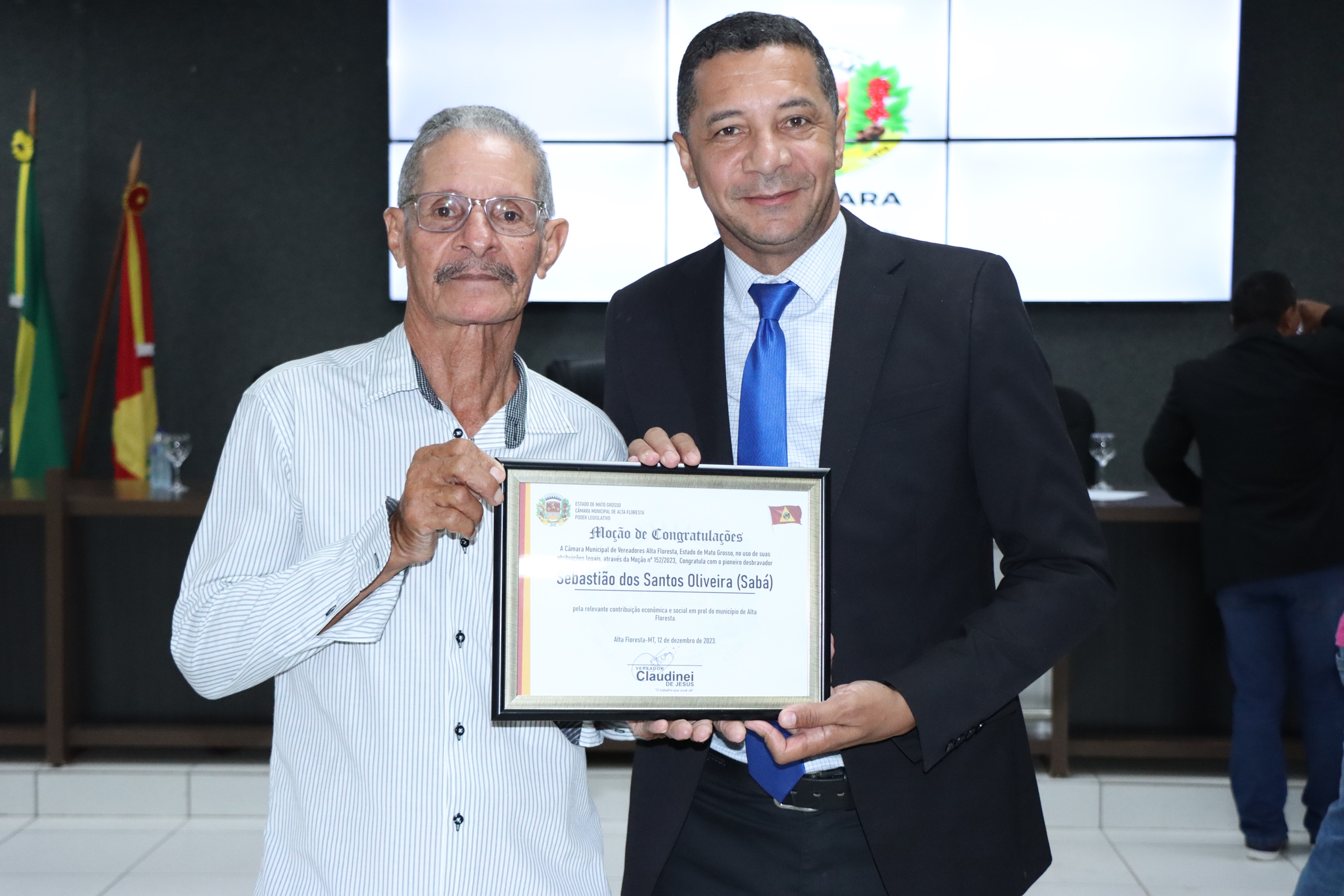 Vereador Claudinei homenageia servidor público Sabá com Moção de Congratulações