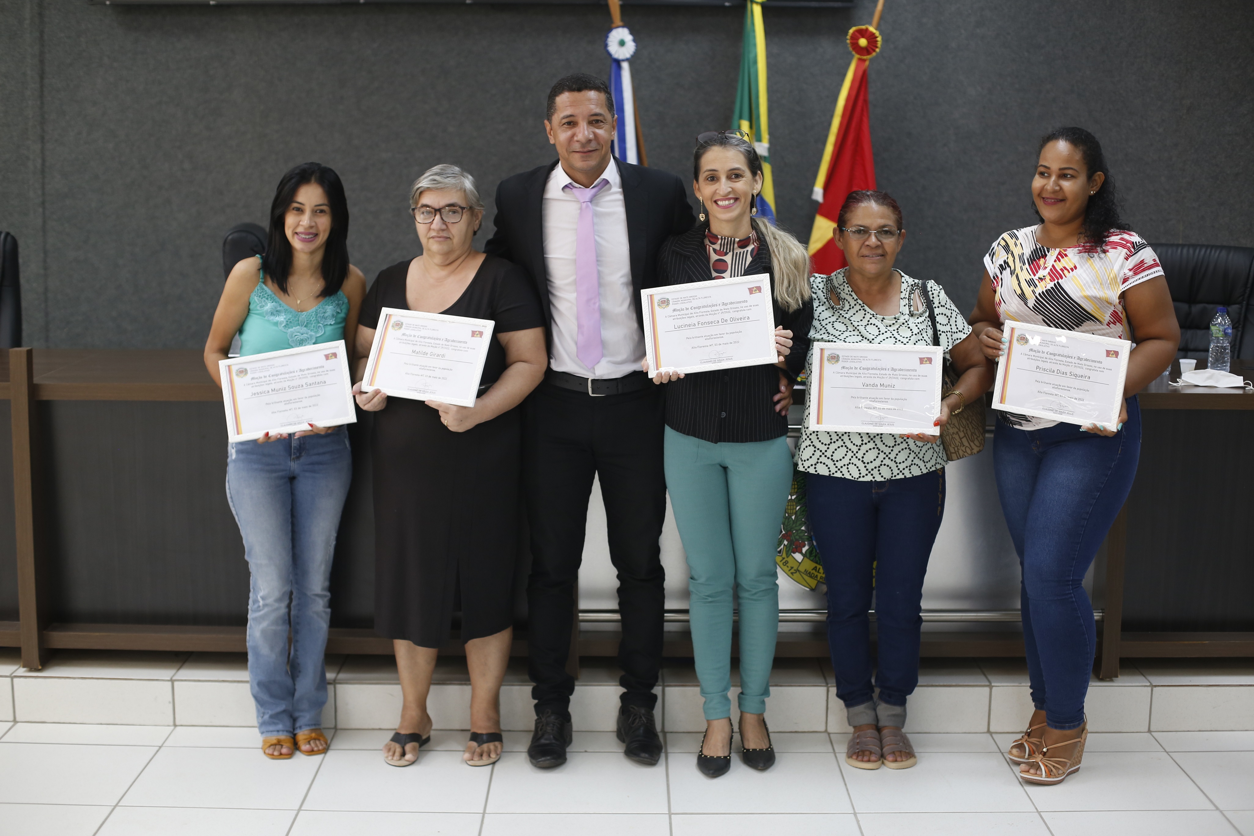 Vereador Claudinei homenageia servidores da Central de Regulação