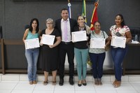 Vereador Claudinei homenageia servidores da Central de Regulação