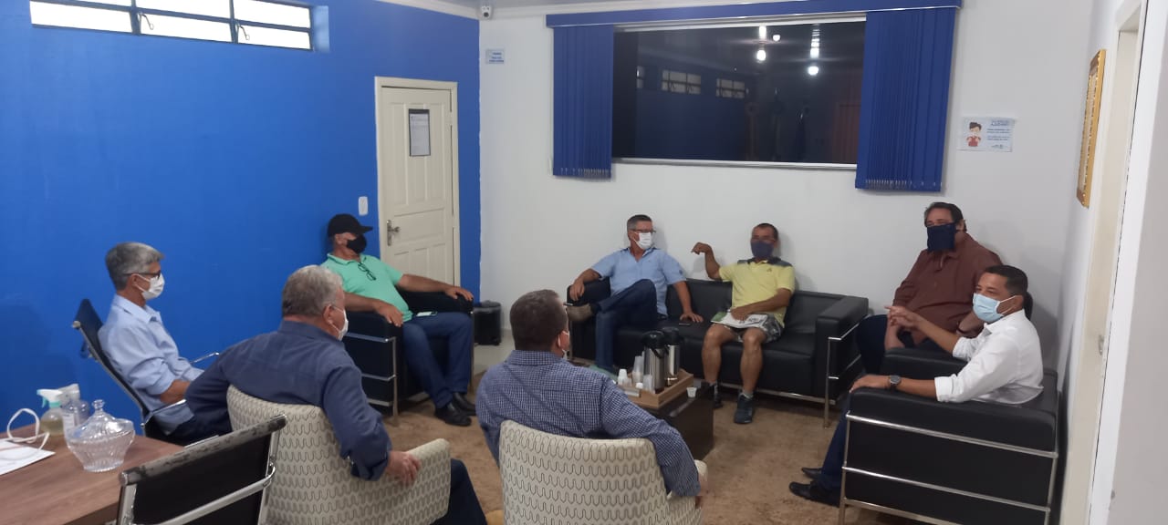 Vereador Claudinei intermedia regularização de área e impostos da Cooperpam