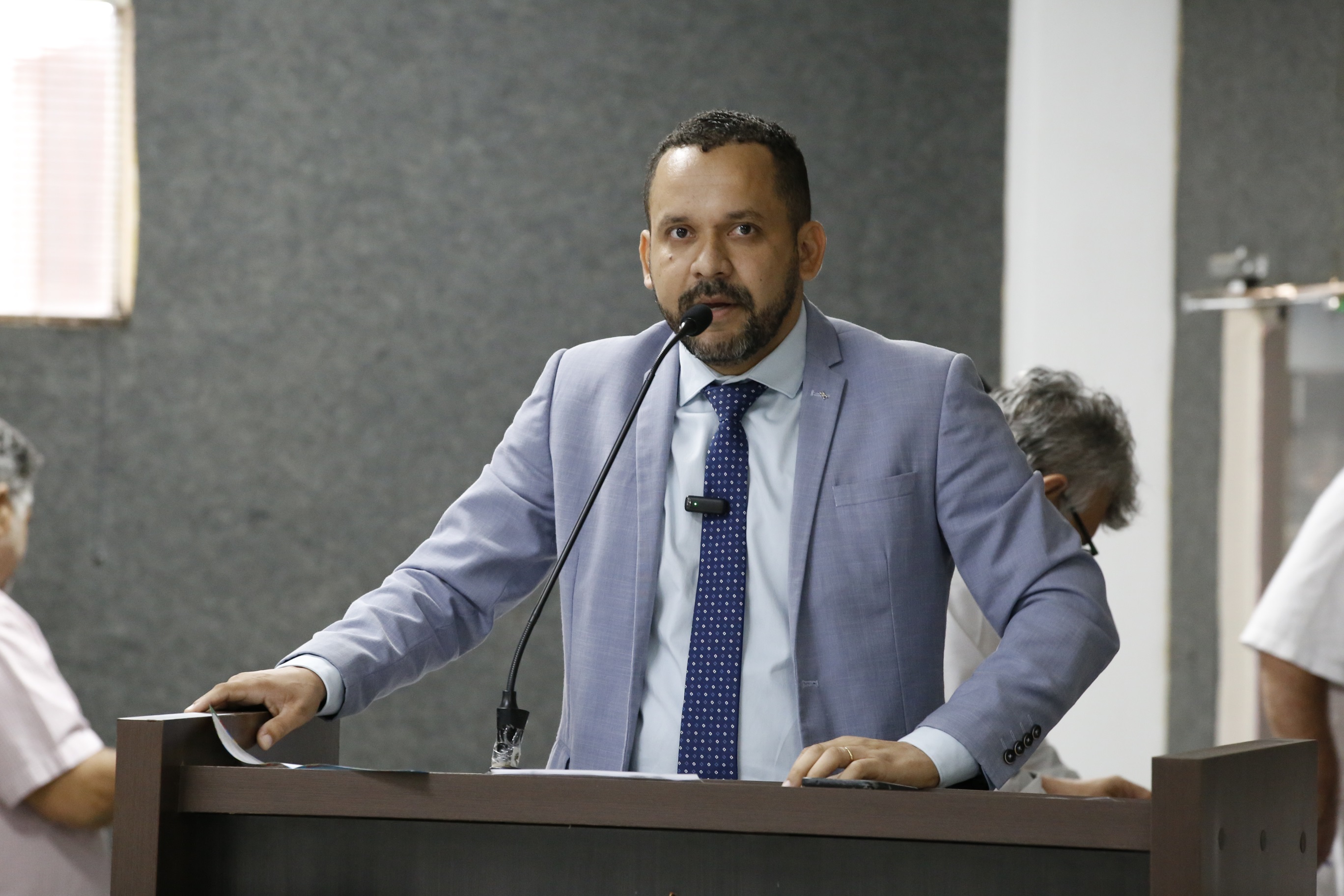 Vereador Darlan Trindade cobra esclarecimentos sobre atrasos e gastos em obras de escolas municipais