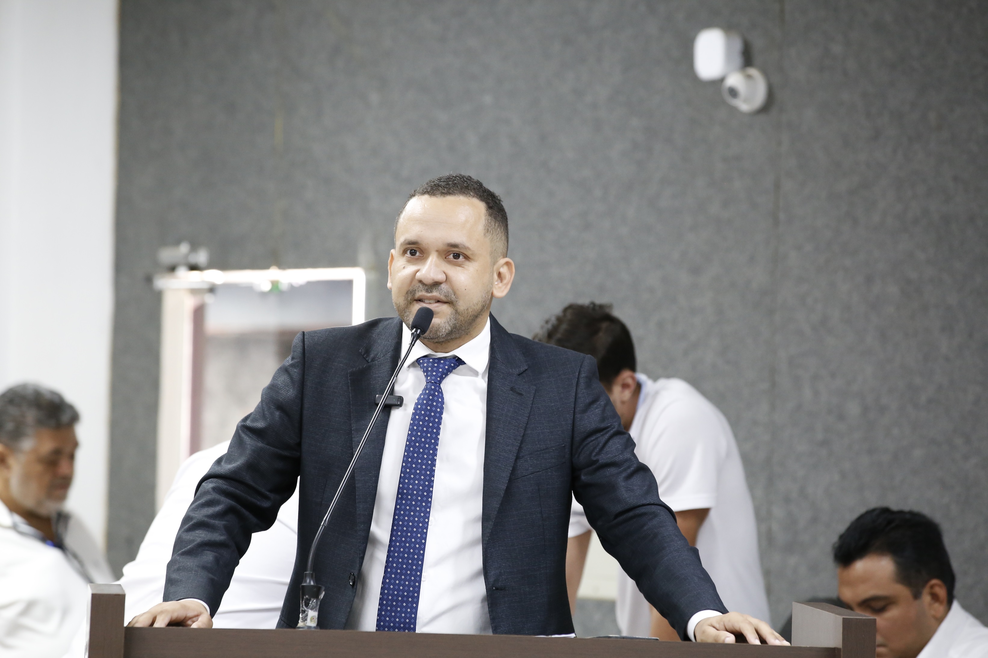 Vereador Darlan Trindade solicita relatórios sobre transporte escolar e merenda na rede municipal