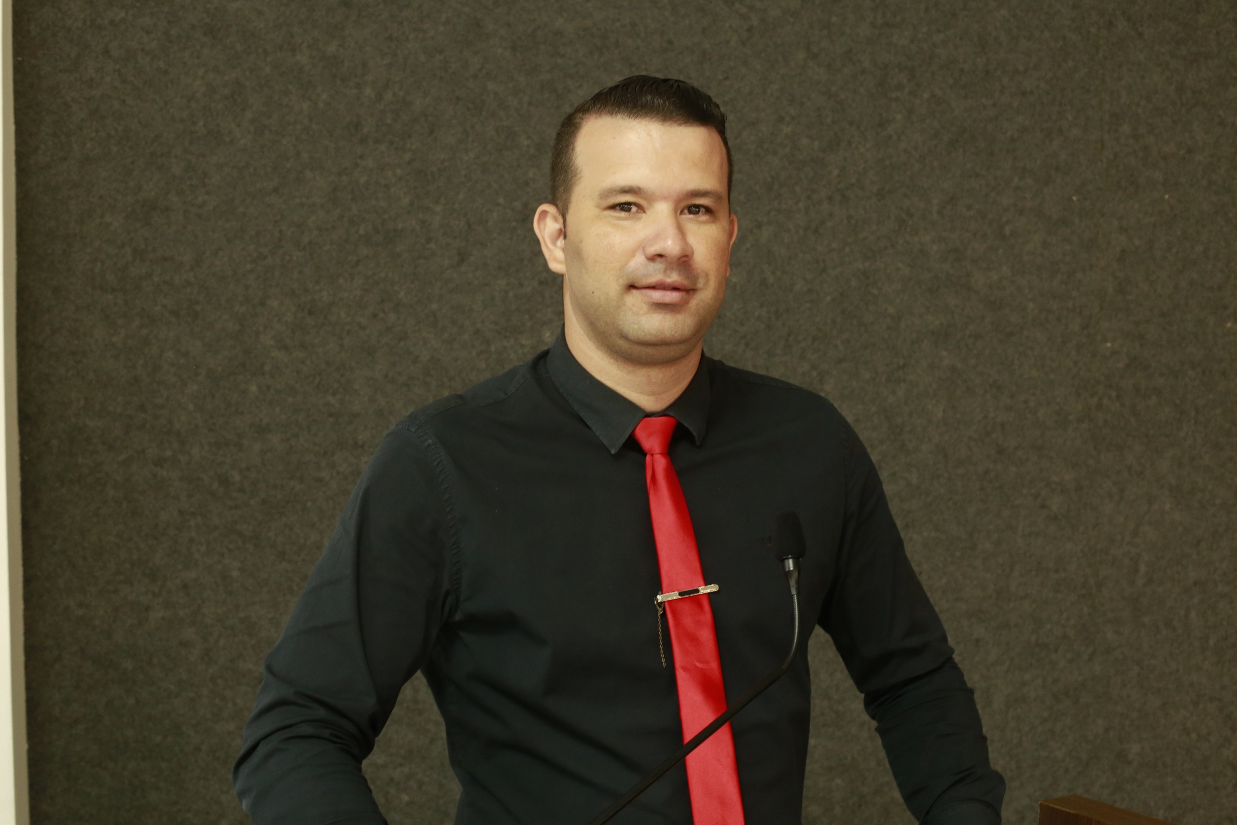 Vereador Douglas comemora conquista de R$ 6 milhões para pavimentação do Jardim Universitário