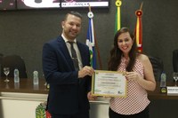 Vereador Douglas homenageia enfermeira Laura Carrijo com Moção de Congratulações