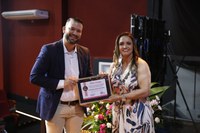 Vereador Douglas Teixeira homenageia Rosângela Roque Leles Vieira com o Prêmio Mulher Destaque