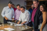 Vereador Dr. Charles participa de reunião com o governador e protocola pedido de materiais de apoio para a saúde