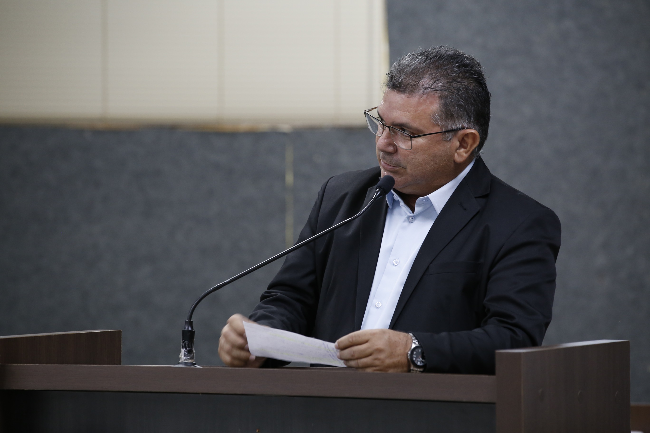 Vereador Francisco Ailton cobra melhorias urgentes na sinalização de trânsito em diversos bairros da cidade