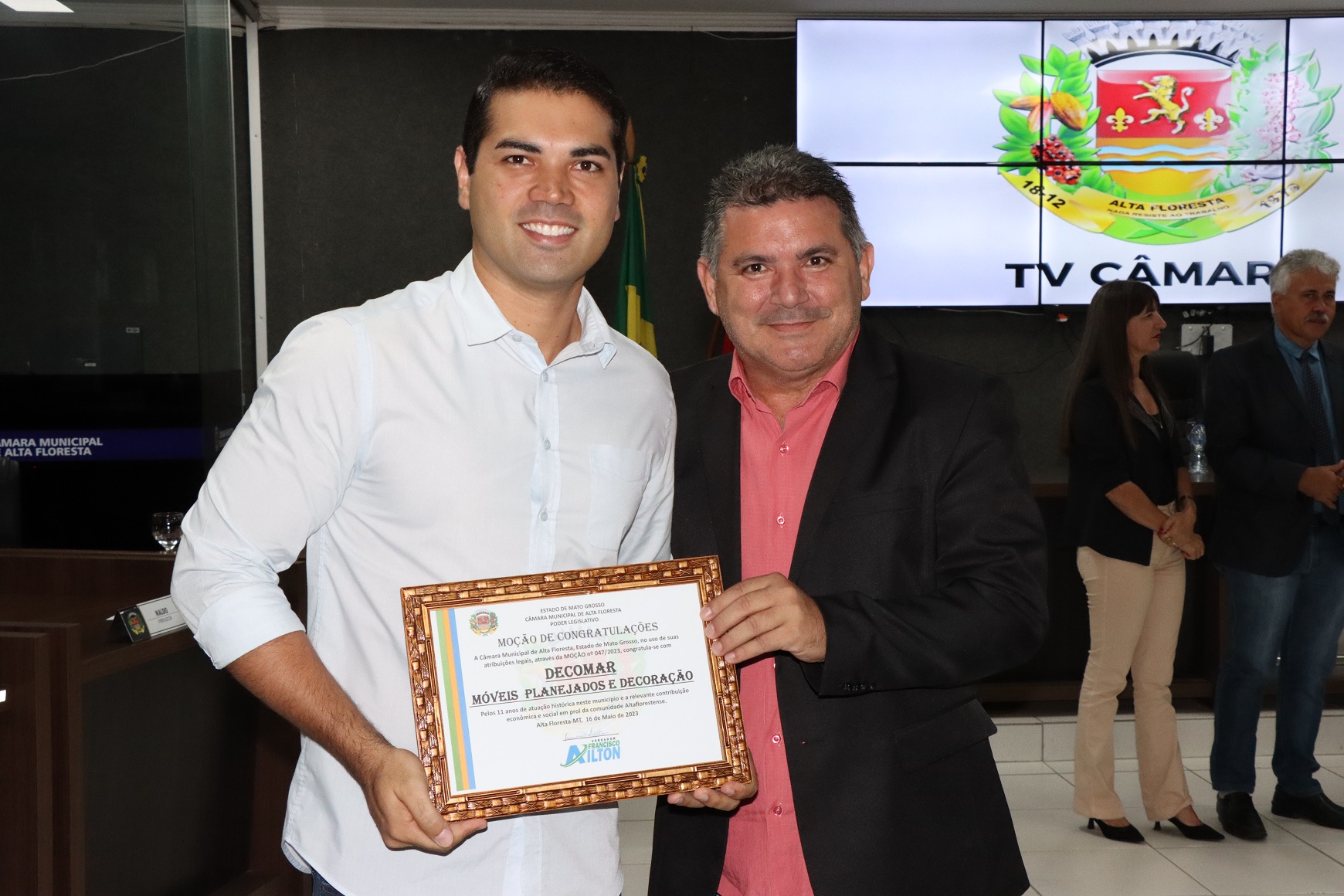 Vereador Francisco Ailton concede moção de congratulações para a Decomar Móveis Planejados