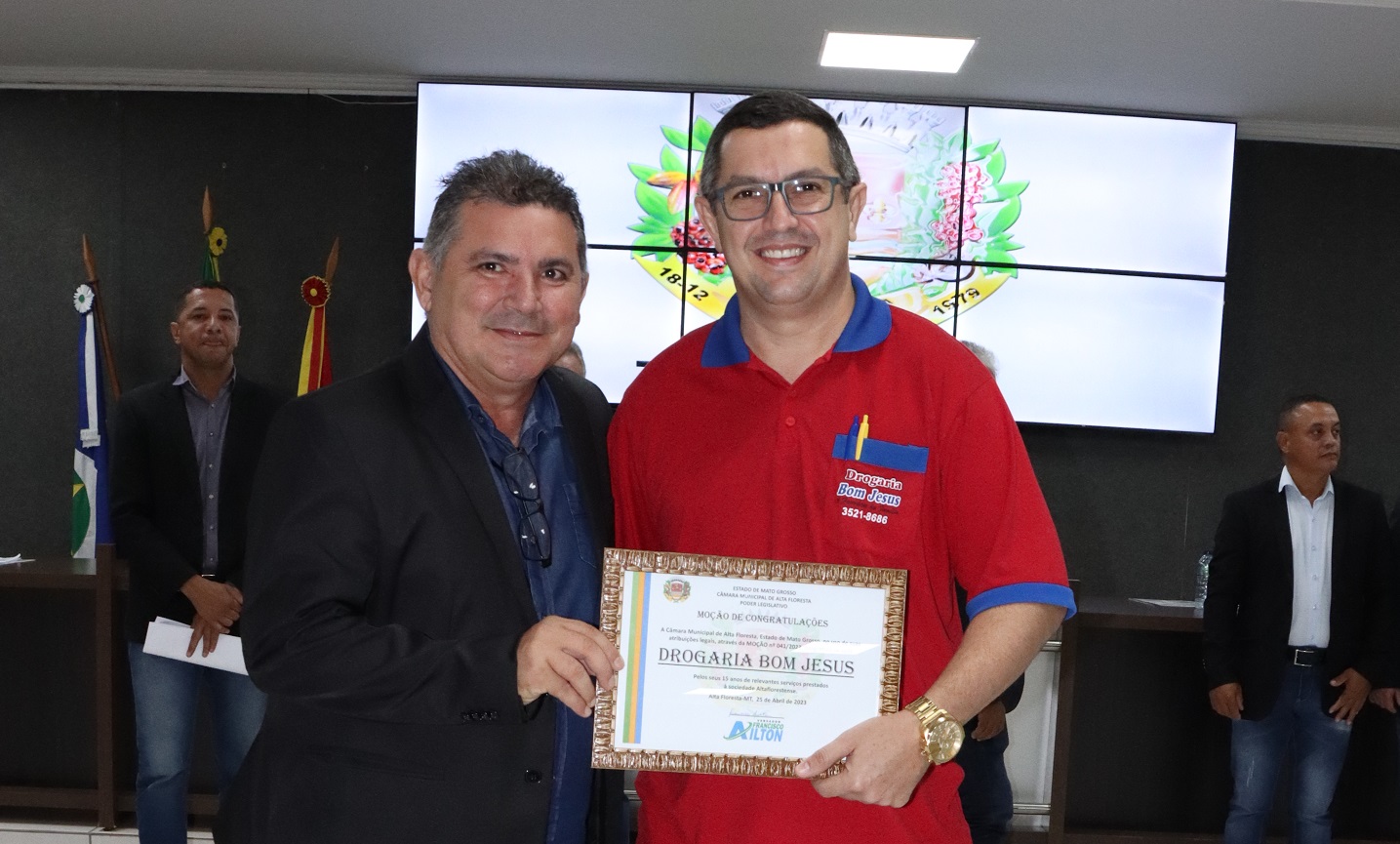 Vereador Francisco Ailton homenageia Drogaria Bom Jesus pela relevante contribuição econômica e social