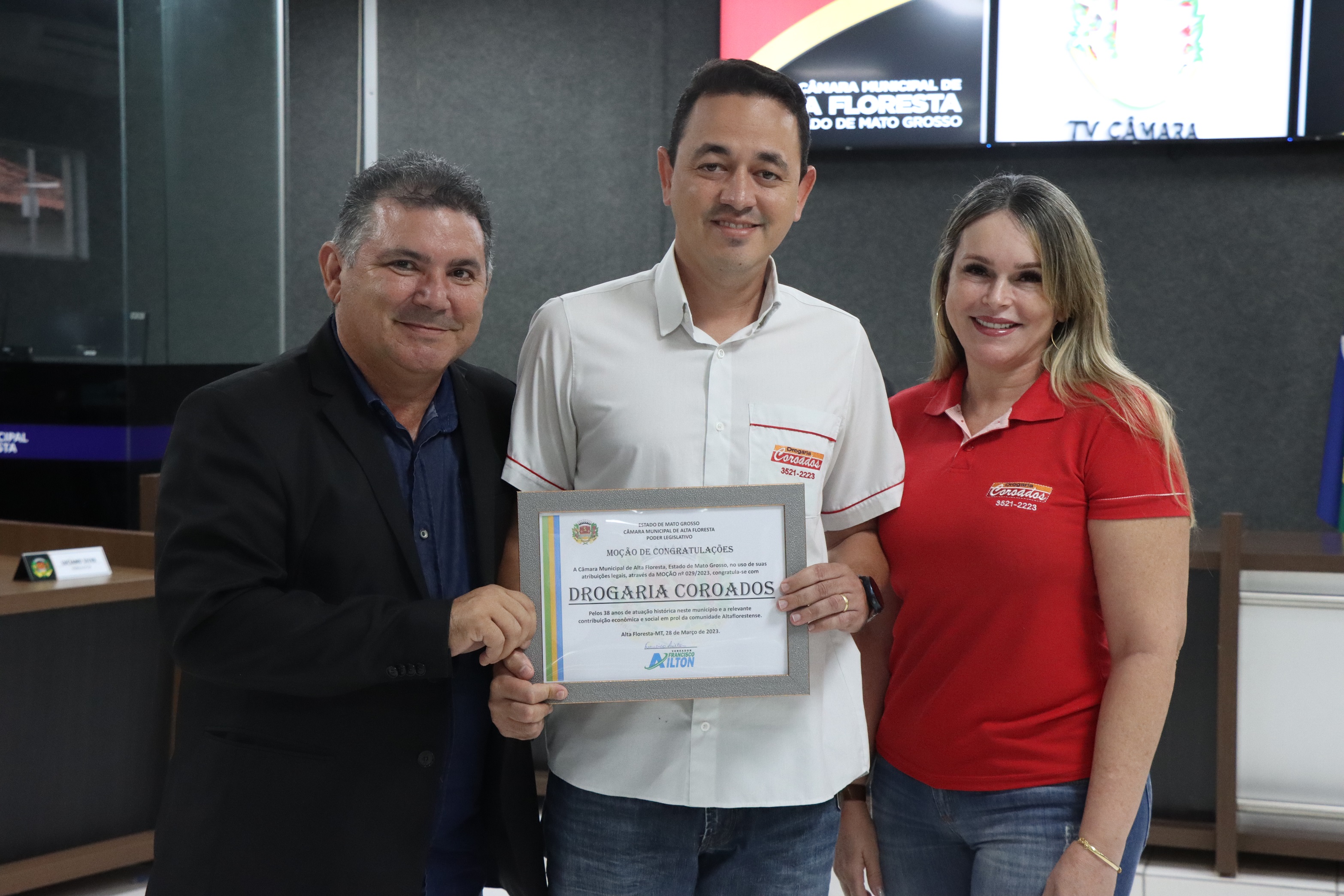 Vereador Francisco Ailton homenageia Drogaria Coroados pelos 38 anos