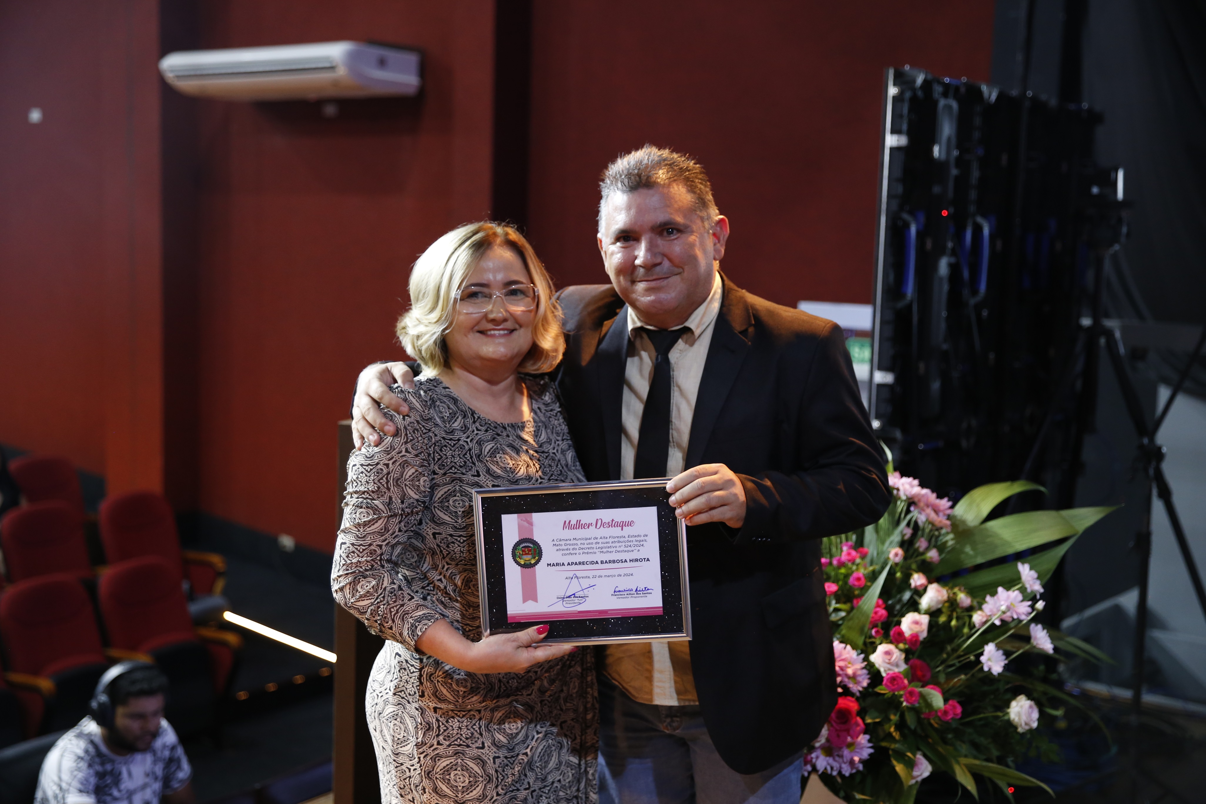 Vereador Francisco Ailton homenageia Maria Aparecida Hirota com o Prêmio Mulher Destaque