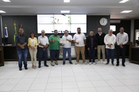 Vereador Francisco Ailton homenageia Ronaldão Multimarcas pela relevante contribuição econômica e social com Alta Floresta