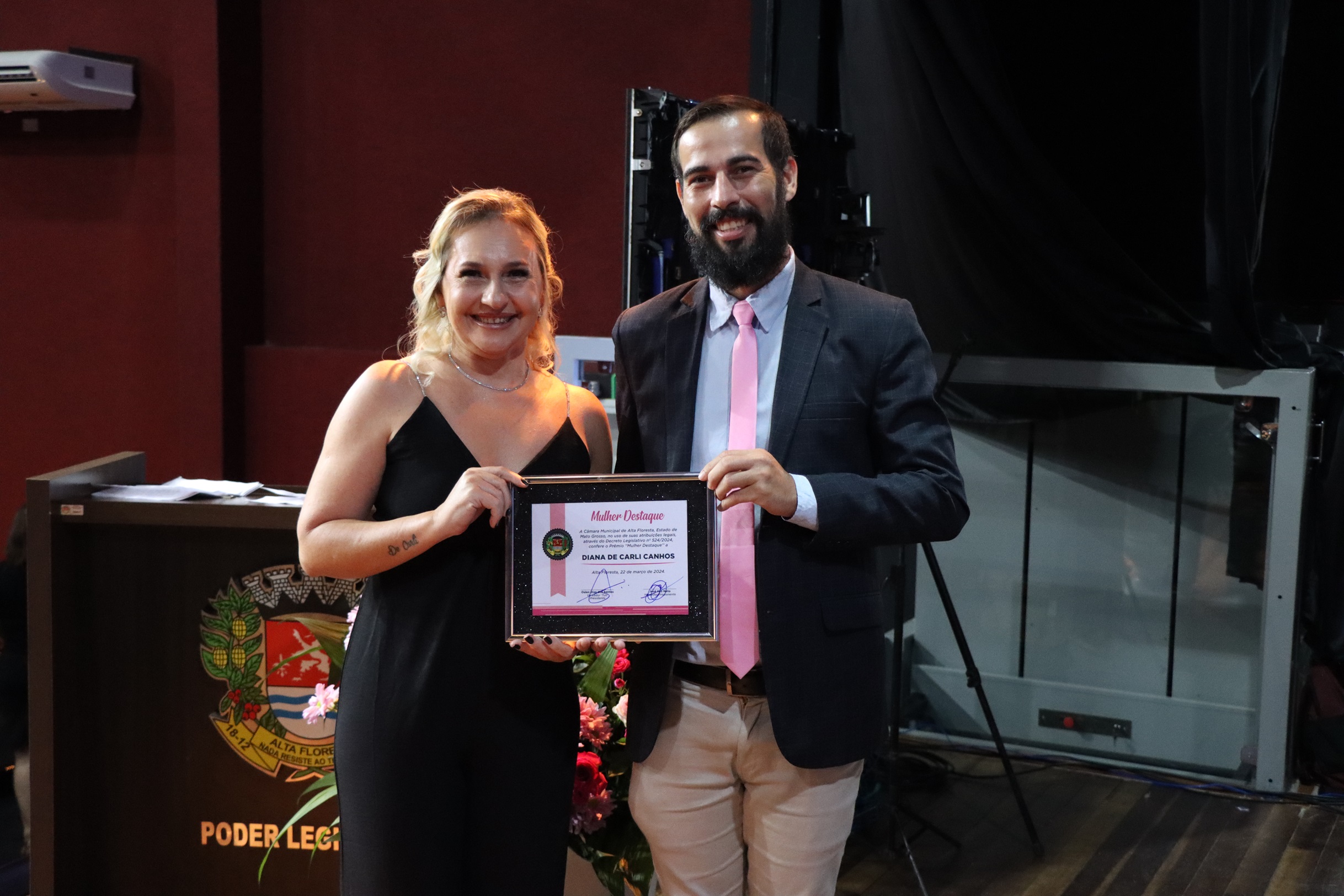 Vereador José Vaz Neto homenageia Diana de Carli Canhos