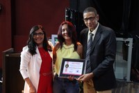 Vereador Manoel Feliciano homenageia Lindalva Silvestre com o Prêmio Mulher Destaque