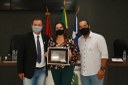 Vereador Marcos Menin entrega Prêmio Mulher Destaque para engenheira florestal Clayzi Melo