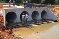 Vereador Mendonça acompanha construção de bueiro Armco no Cidade Bela