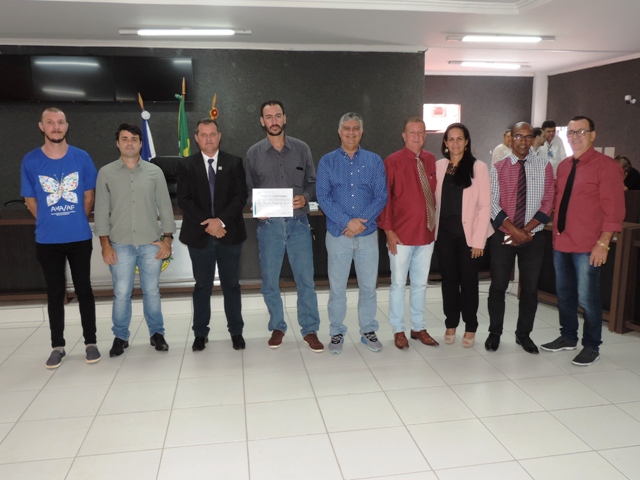 Vereador Menin homenageia professor João Batista pelos relevantes serviços prestados ao esporte