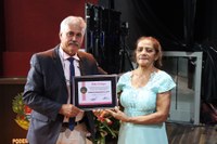 Vereador Naldo da Pista concede Prêmio Mulher Destaque para Pedrina Fernandes da Silva