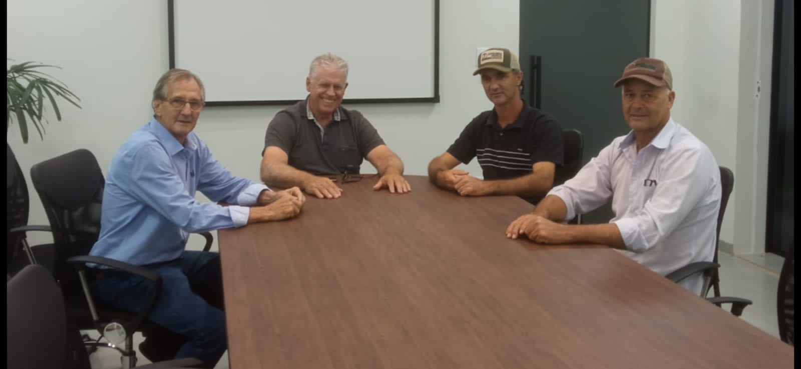 Vereador Pitoco se reúne com Secretário de Infraestrutura e produtor do Vale do Apiacás para avaliar ações na região