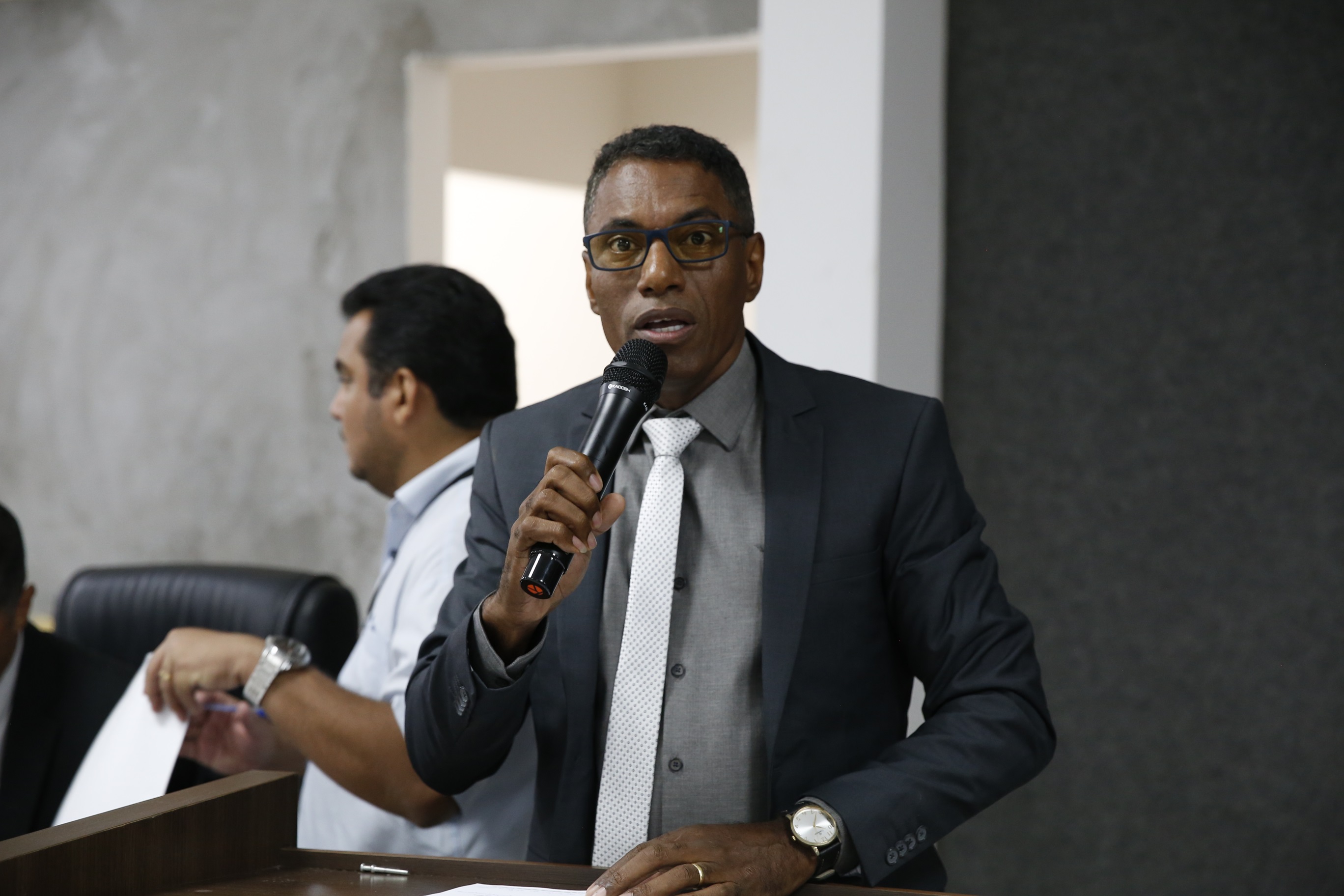 Vereador Professor Nilson destaca avanços e desafios em pronunciamento na sessão ordinária
