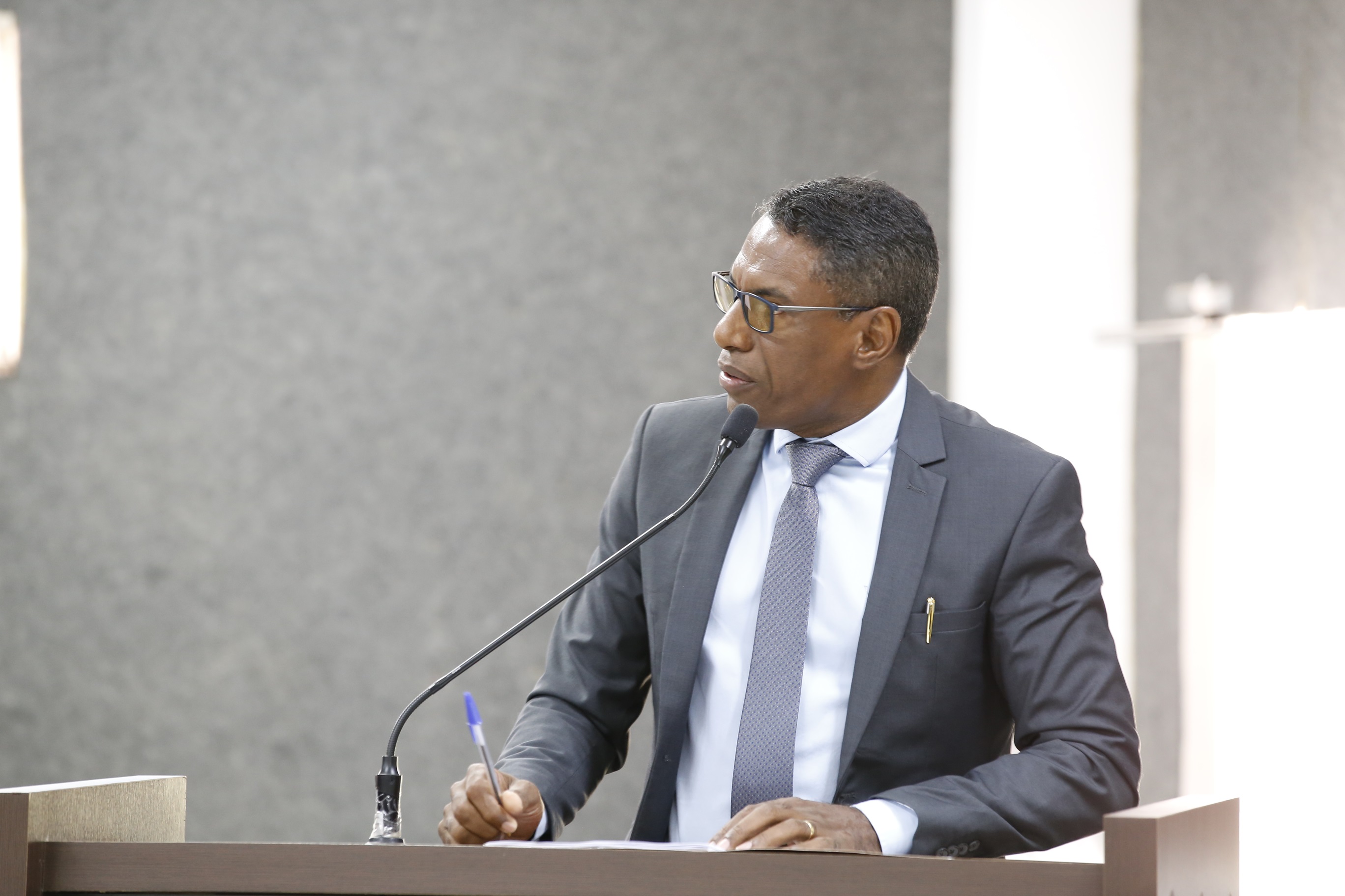 Vereador Professor Nilson propõe construção de nova escola municipal no bairro Almeida Prado