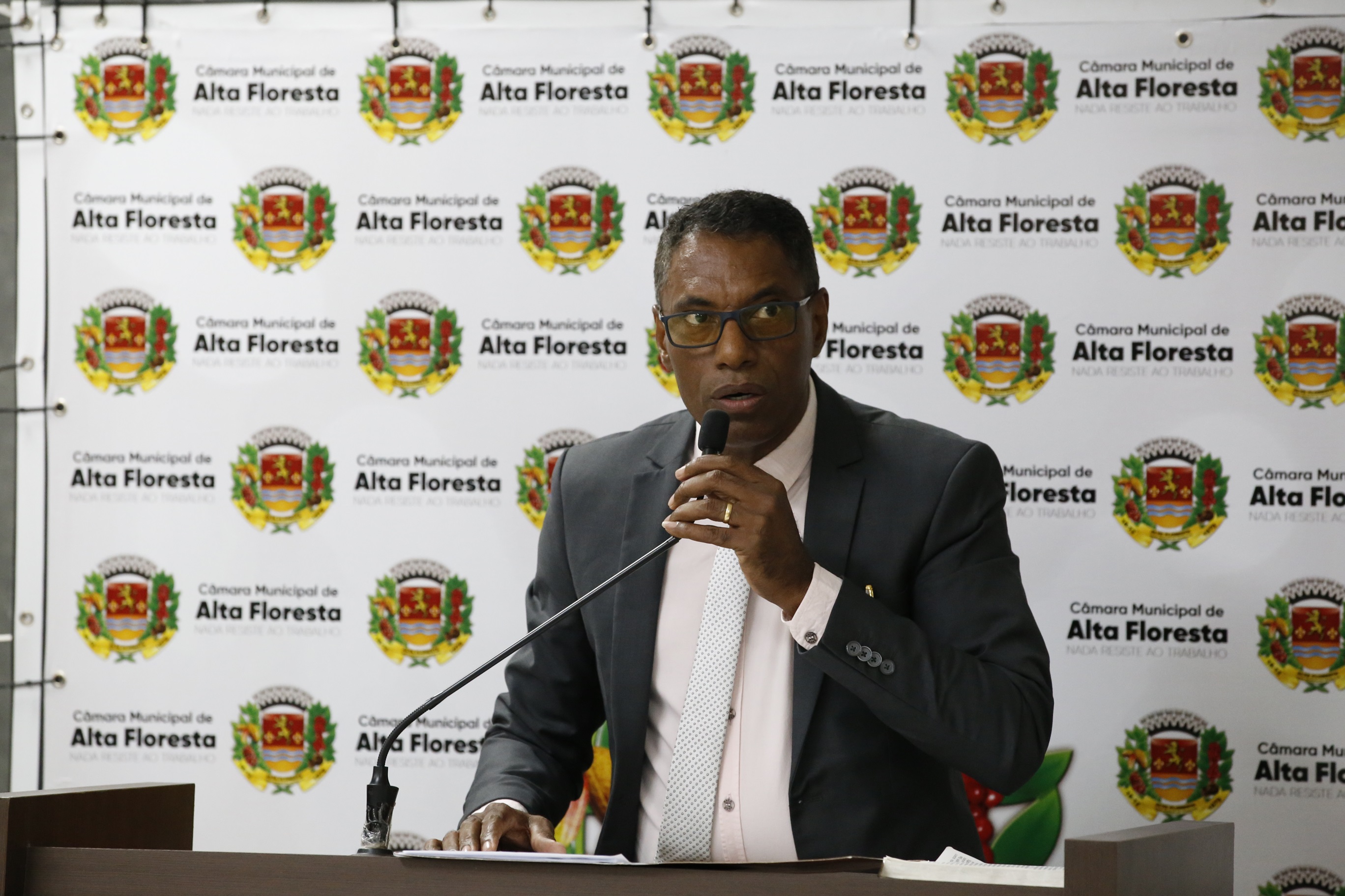 Vereador Professor Nilson propõe padronização das fachadas das escolas municipais de Alta Floresta