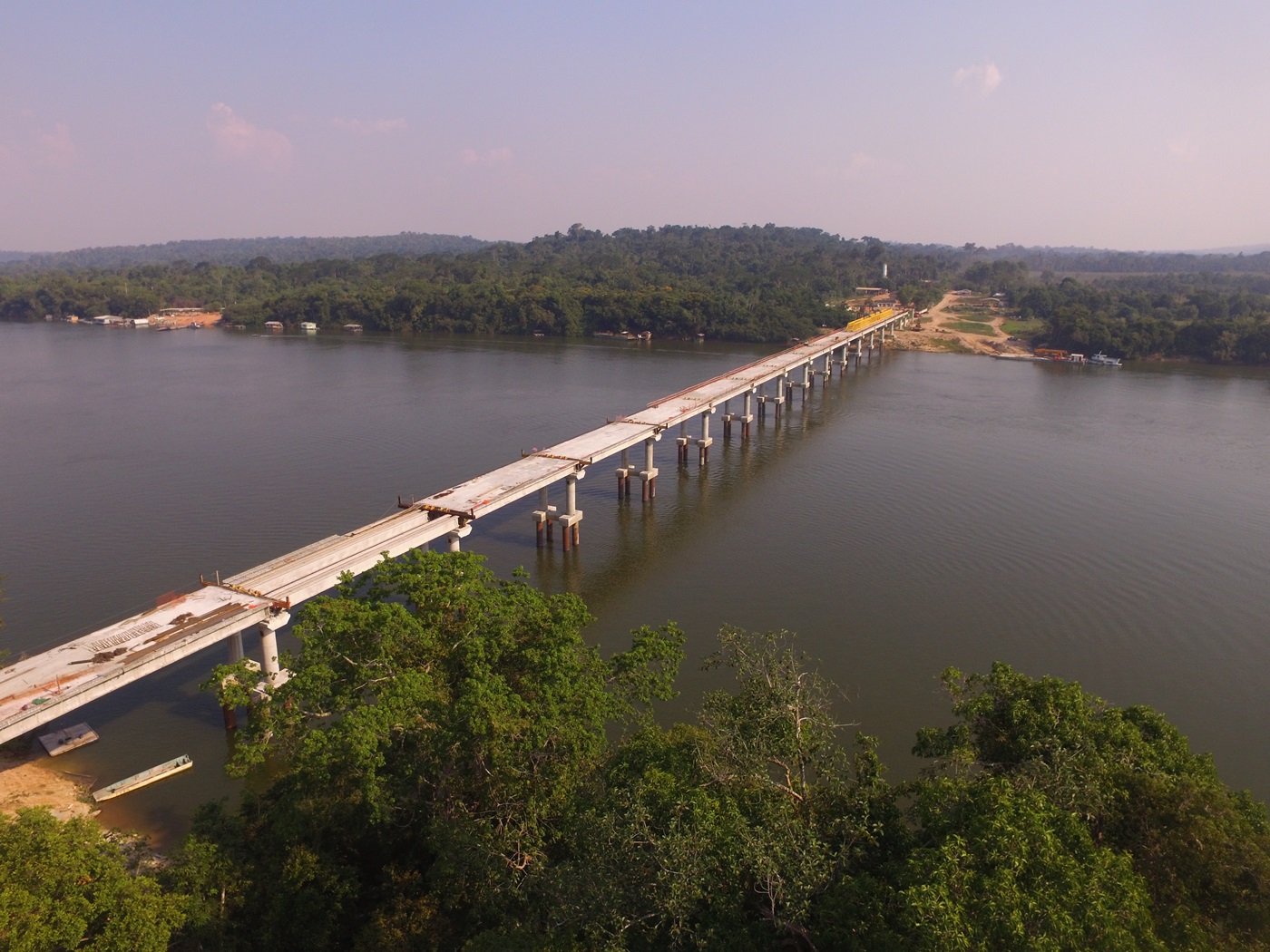 Vereador Tuti acompanha avanço na construção de ponte sobre o Rio Teles Pires