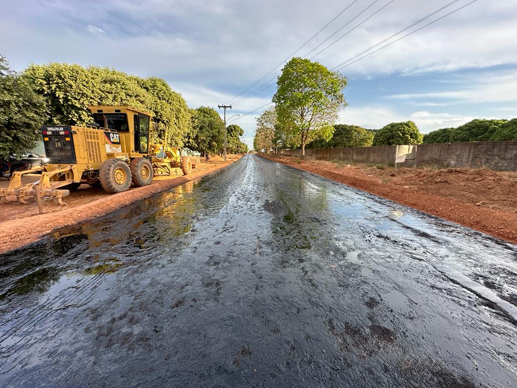 Vereador Tuti acompanha impermeabilização da base para instalação da manta asfáltica na Rua Garças