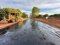 Vereador Tuti acompanha impermeabilização da base para instalação da manta asfáltica na Rua Garças