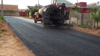 Vereador Tuti destaca construção de asfalto comunitário