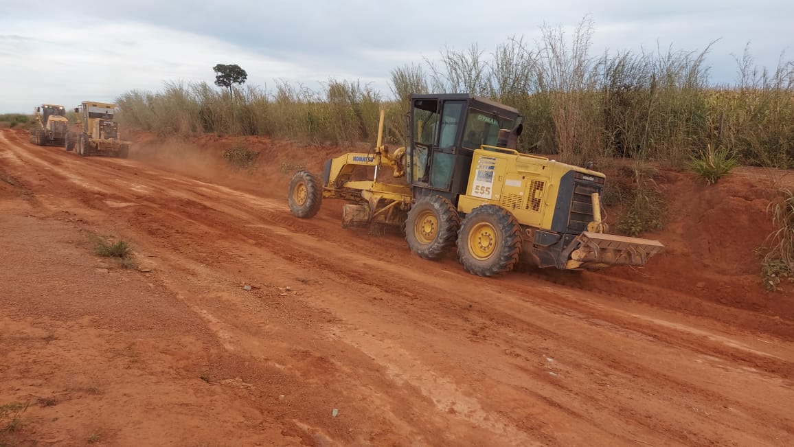 Vereador Tuti e prefeito Chico Gamba acompanham reparos na Vicinal Céu Azul