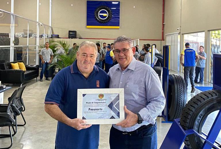 Vereador Tuti entrega Moção de Congratulações para a PNEUNORTE