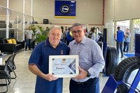 Vereador Tuti entrega Moção de Congratulações para a PNEUNORTE