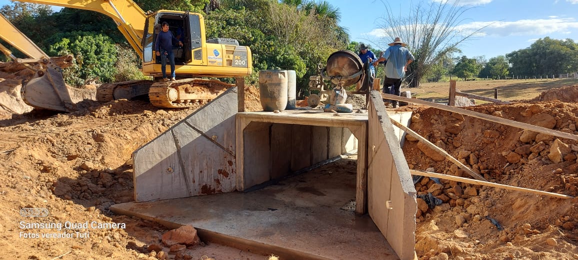 Vereador Tuti fiscaliza construção de galeria de aduelas no Setor Leste