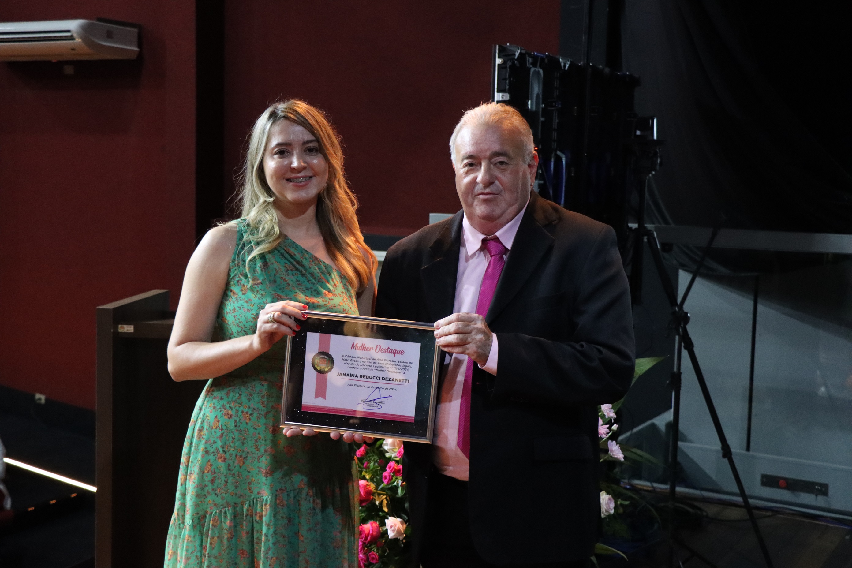 Vereador Tuti homenageia a juíza Janaína Rebucci Dezanetti com o Prêmio Mulher Destaque