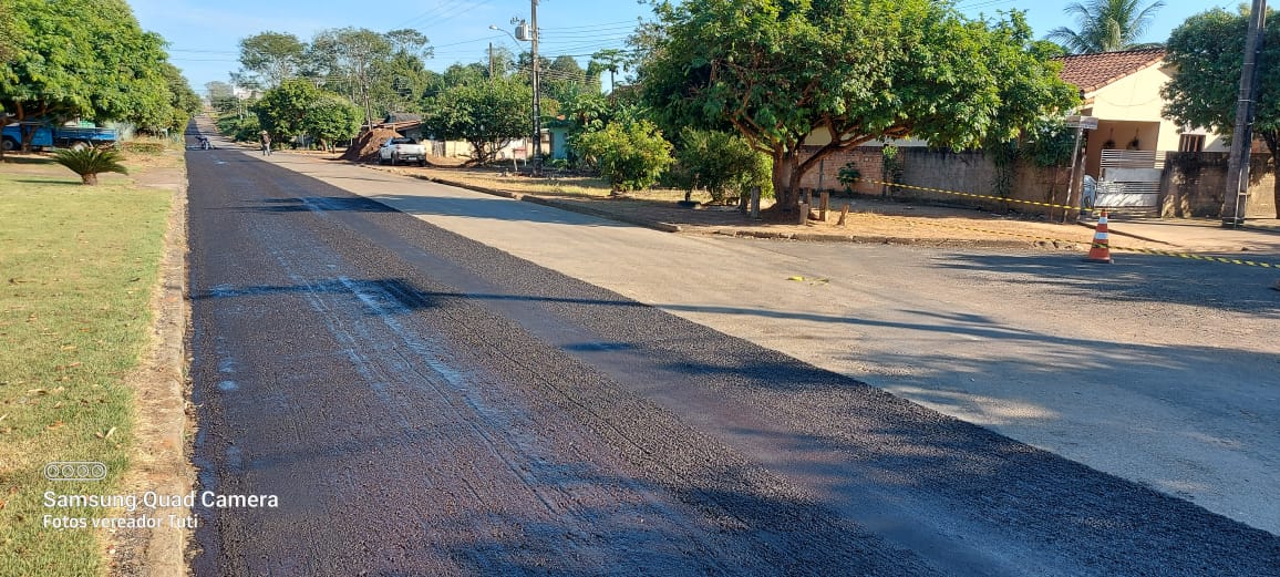 Vereador Tuti vistoria aplicação de microrrevestimento na Avenida Júlio Campos