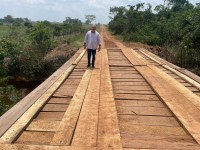Vereador Tuti vistoria ponte de madeira recuperada na Vicinal 7ª Sul