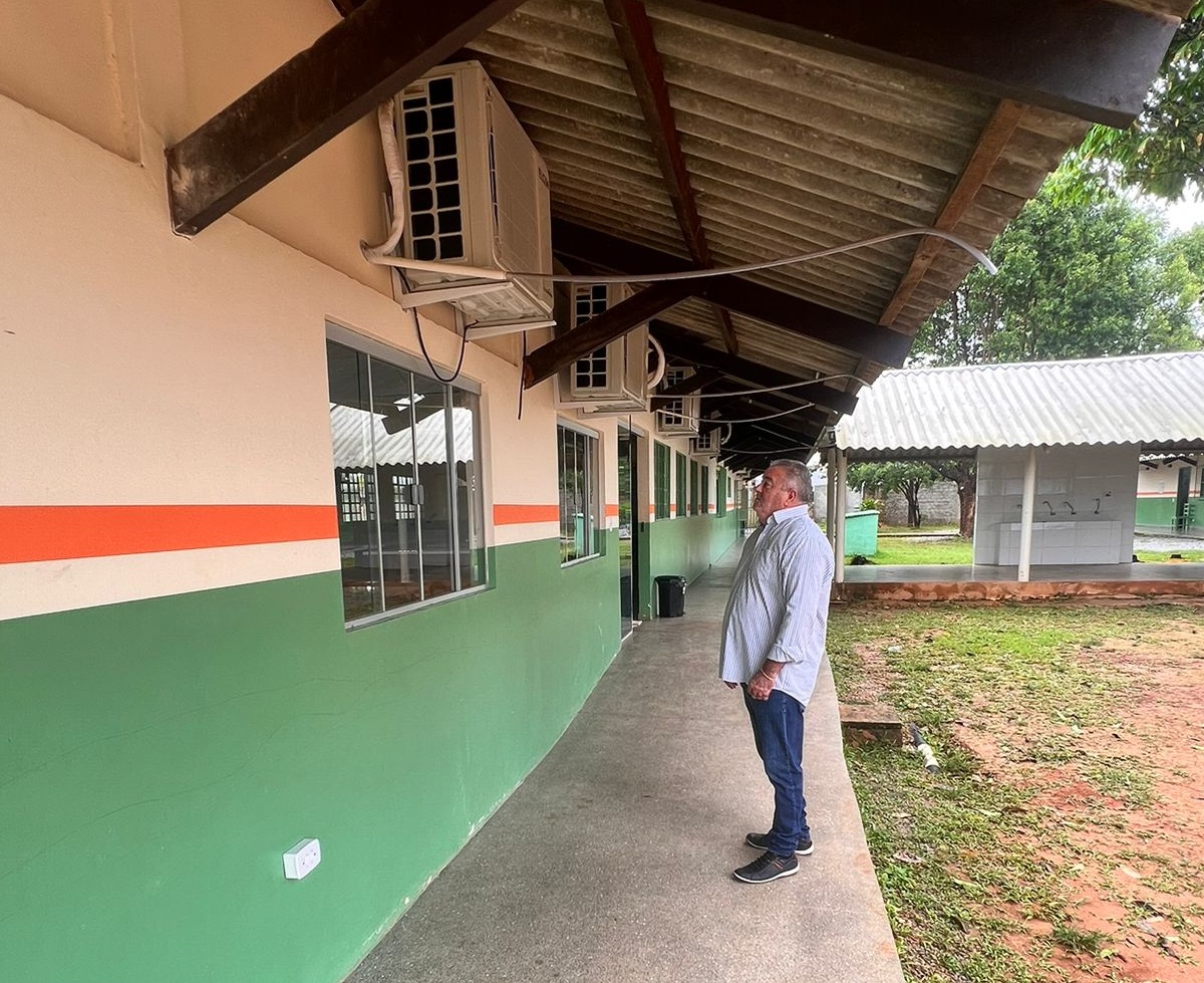 Vereador Tuti vistoria reforma na Escola Nilo Procópio Peçanha