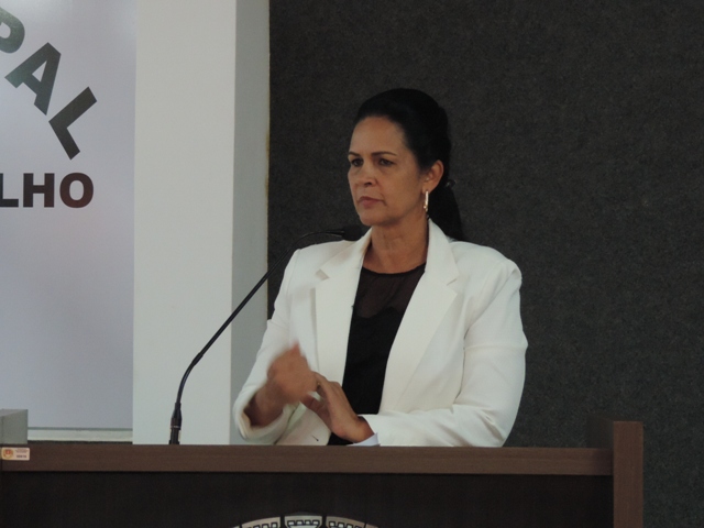 Vereadora Cida consegue caminhão espargidor de asfalto