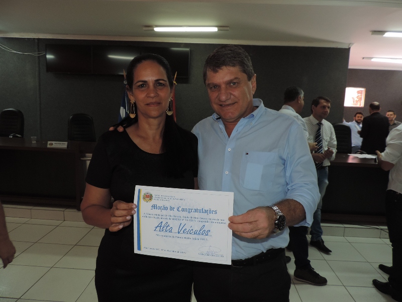Vereadora Cida homenageia Alta Veículos