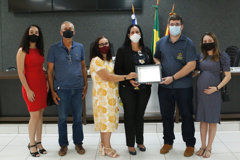 Vereadora Cida Sicuto homenageia empresários pela inauguração de laboratório de análise de solo