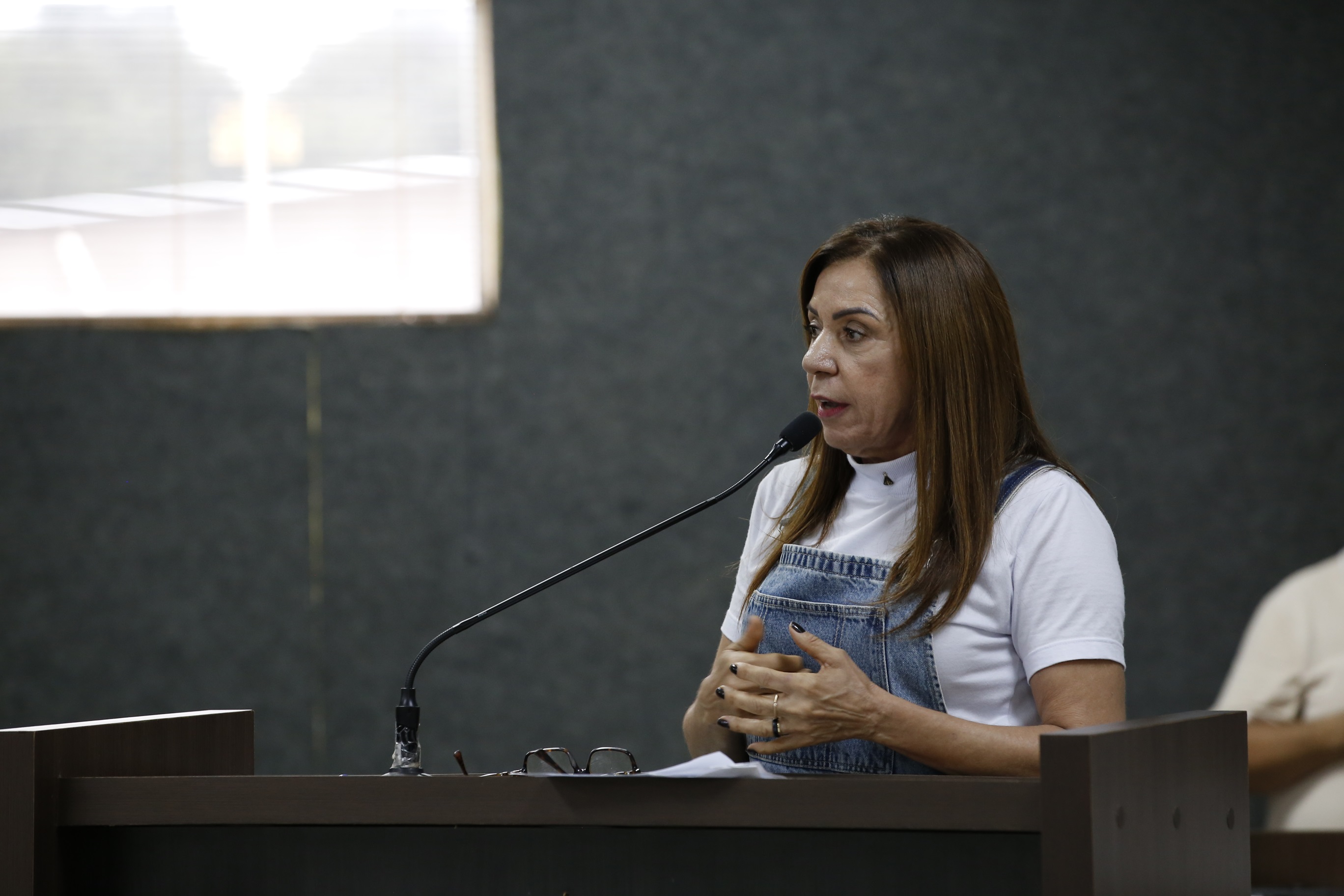 Vereadora Elisa Gomes destaca avanços na Saúde, Transporte de Pacientes e Obras em pronunciamento na Câmara