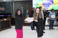 Vereadora Ilmarli homenageia a advogada Aline Araujo da Silva por ação de incentivo à leitura