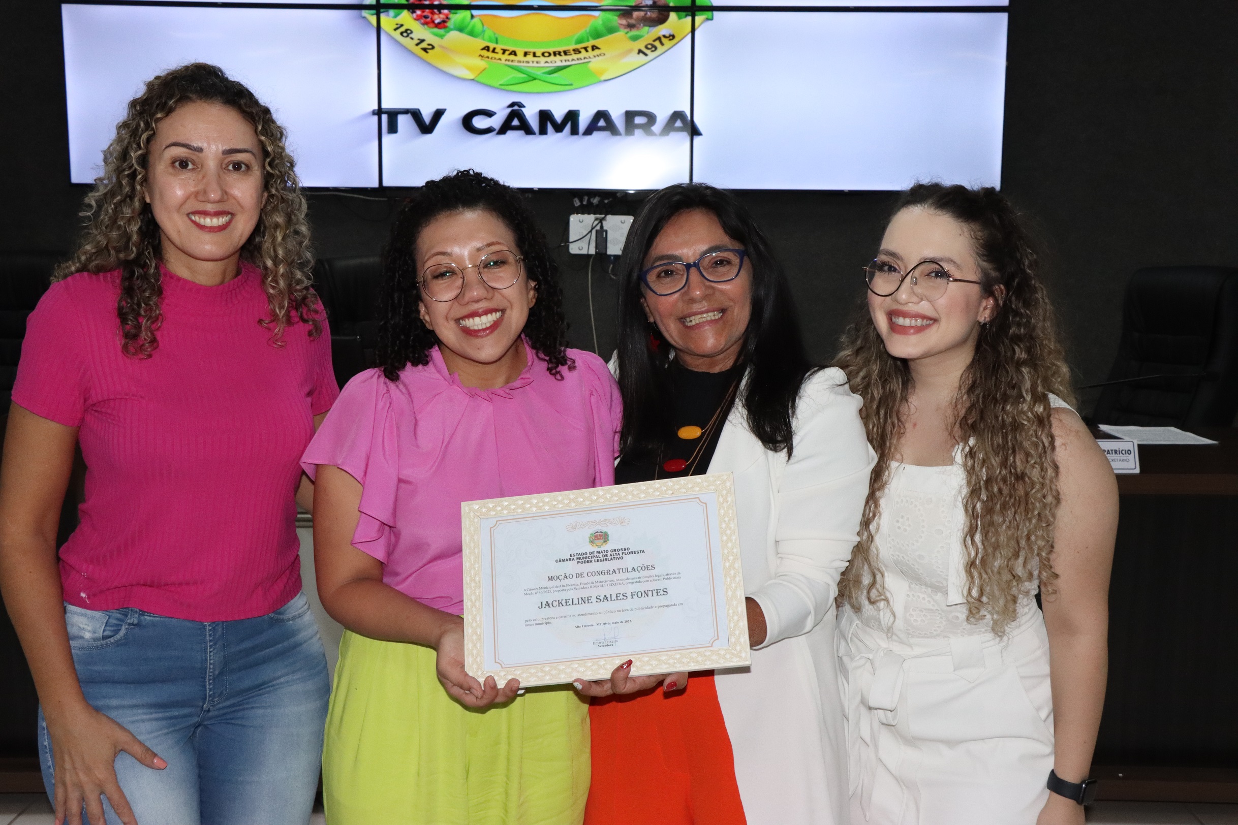 Vereadora Ilmarli homenageia publicitária Jackeline Sales Fontes com Moção de Congratulações