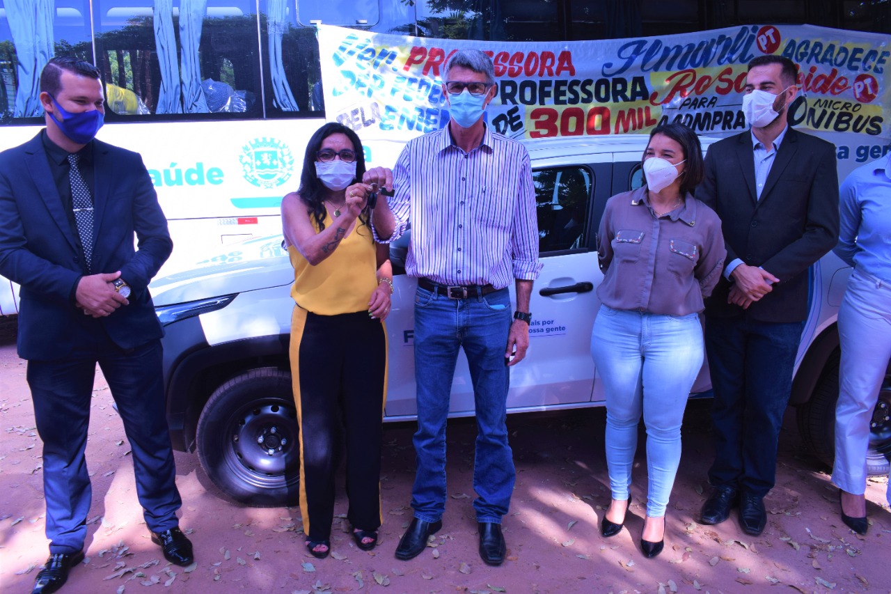 Vereadora Ilmarli representa deputada Rosa Neide e entrega micro-ônibus para a Secretaria de Saúde